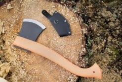 Morakniv Lightweight Axe 6 Morakniv Lightweight Axe -Magasin Aventure Nordique haxe morakniv outdoor lightweight axe 03
