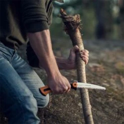 Scie Fiskars Xtract SW73 -Magasin Aventure Nordique scie pliable fiskars xtract sw73